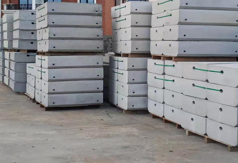 圍擋基礎塊又出一車 送達工地為抗疫出微薄之力