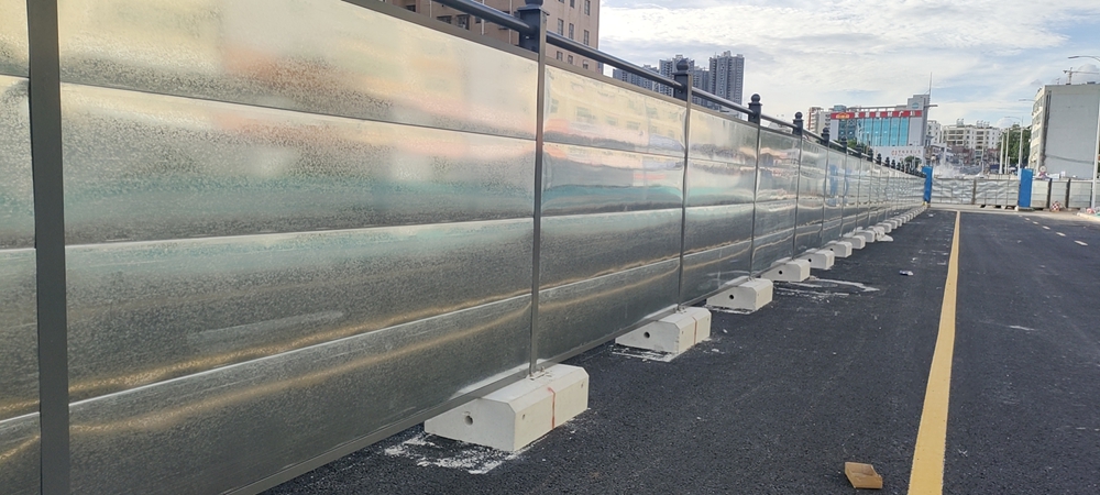 布吉客運配套樞紐之鐵東路工程，C款鋼圍擋保障施工安全